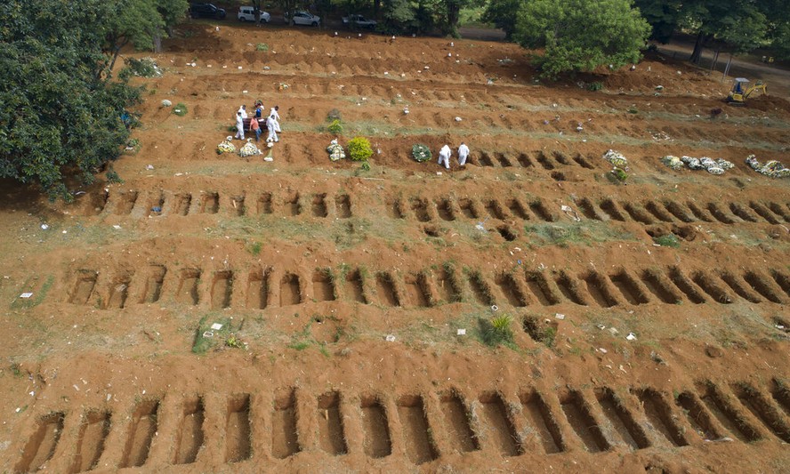 Cemitério de Vila Formosa, em São Paulo abre covas para vítimas de covid