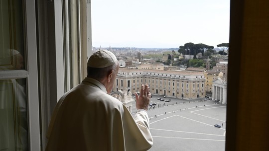Cirurgia do papa Francisco termina "sem complicações", diz Vaticano