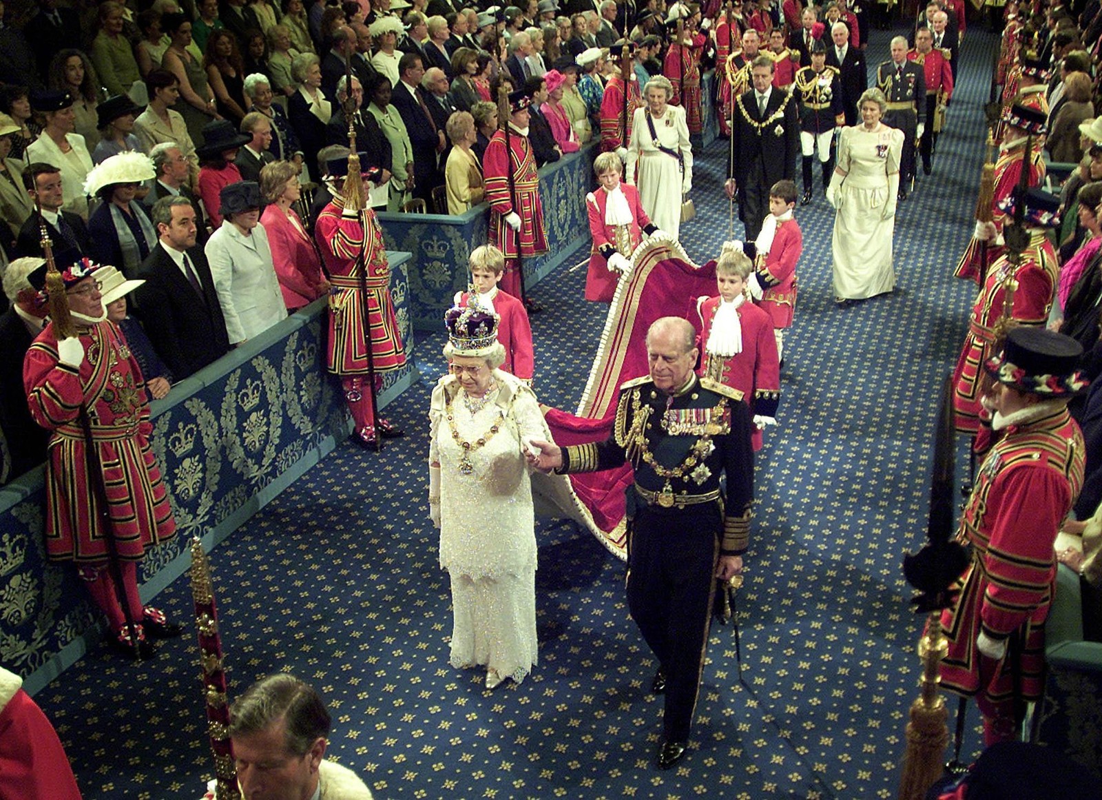A rainha caminha pela Royal Gallery acompanhada pelo marido, o duque de Edimburgo, para a abertura do Parlamento em Londres, em 20 de junho de 2001. — Foto: KIERAN DOHERTY/AP