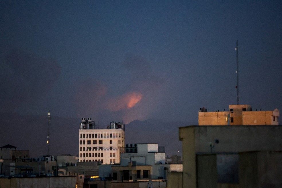 Fumaça sobe após uma explosão, durante ataque de Israel ao Irã — Foto: Majid Asgaripour/WANA (West Asia News Agency) via REUTERS.