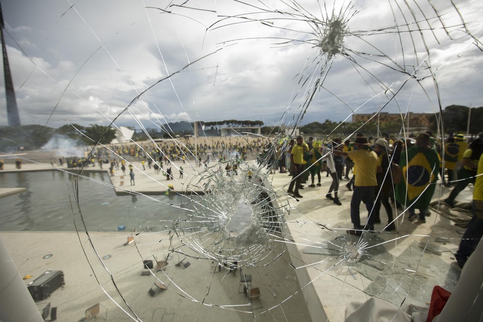 Bolsonaristas invadiram e destruíram edifícios na Praça dos Três Poderes, em Brasília, em 8 de janeiro — Foto: Joedson Alves/Agencia Brasil