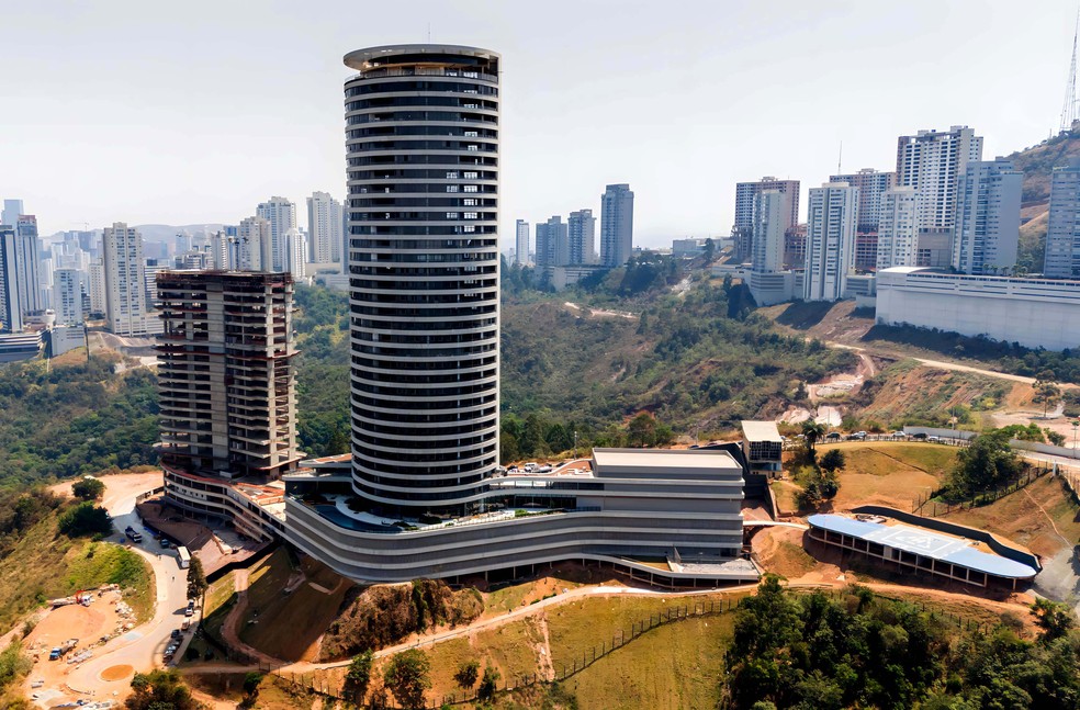 Com unidades de 757 metros quadrados, o Quatro Ventos, na região de Nova Lima, terá elevador para automóveis e um heliponto para uso dos moradores — Foto: PHV ENGENHARIA/DIVULGAÇÃO