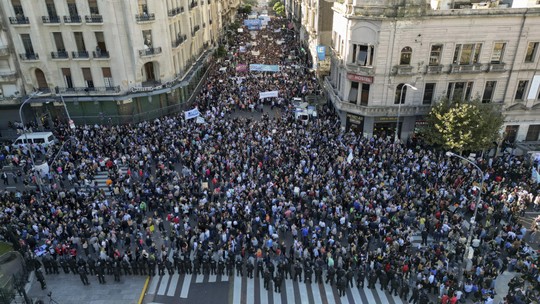 Estudantes vão às ruas na Argentina em defesa da educação pública 