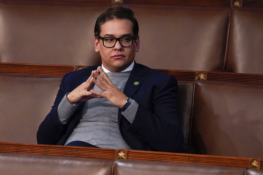 George Santos tem mandato cassado na Câmara dos EUA | Mundo | Valor  Econômico