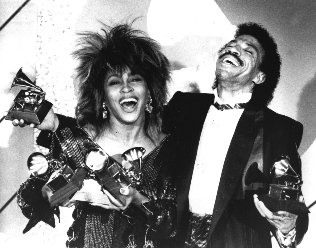 Tina Turner, à esquerda, e Lionel Richie posam com um total de cinco prêmios Grammy, na cerimônia de 1985, em Los Angeles. 