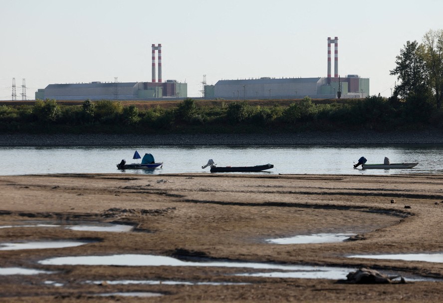 Usina Nuclear de Paks, com o leito parcialmente seco do rio Danúbio, em Dunaszentbenedek, na Hungria, em 31 de julho de 2026
