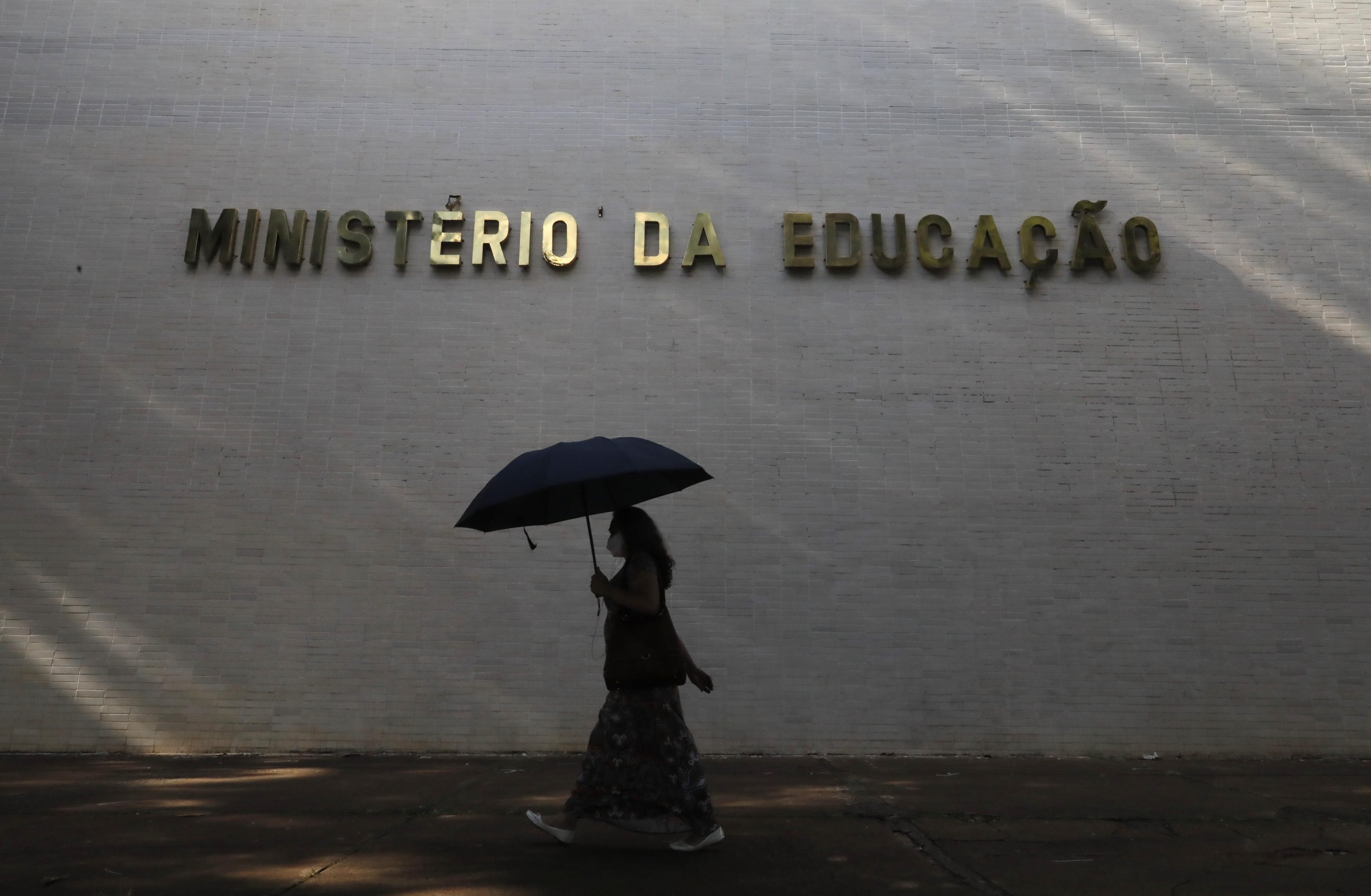 Reprovação no Ensino Médio Cai para Menor Nível Desde 2020