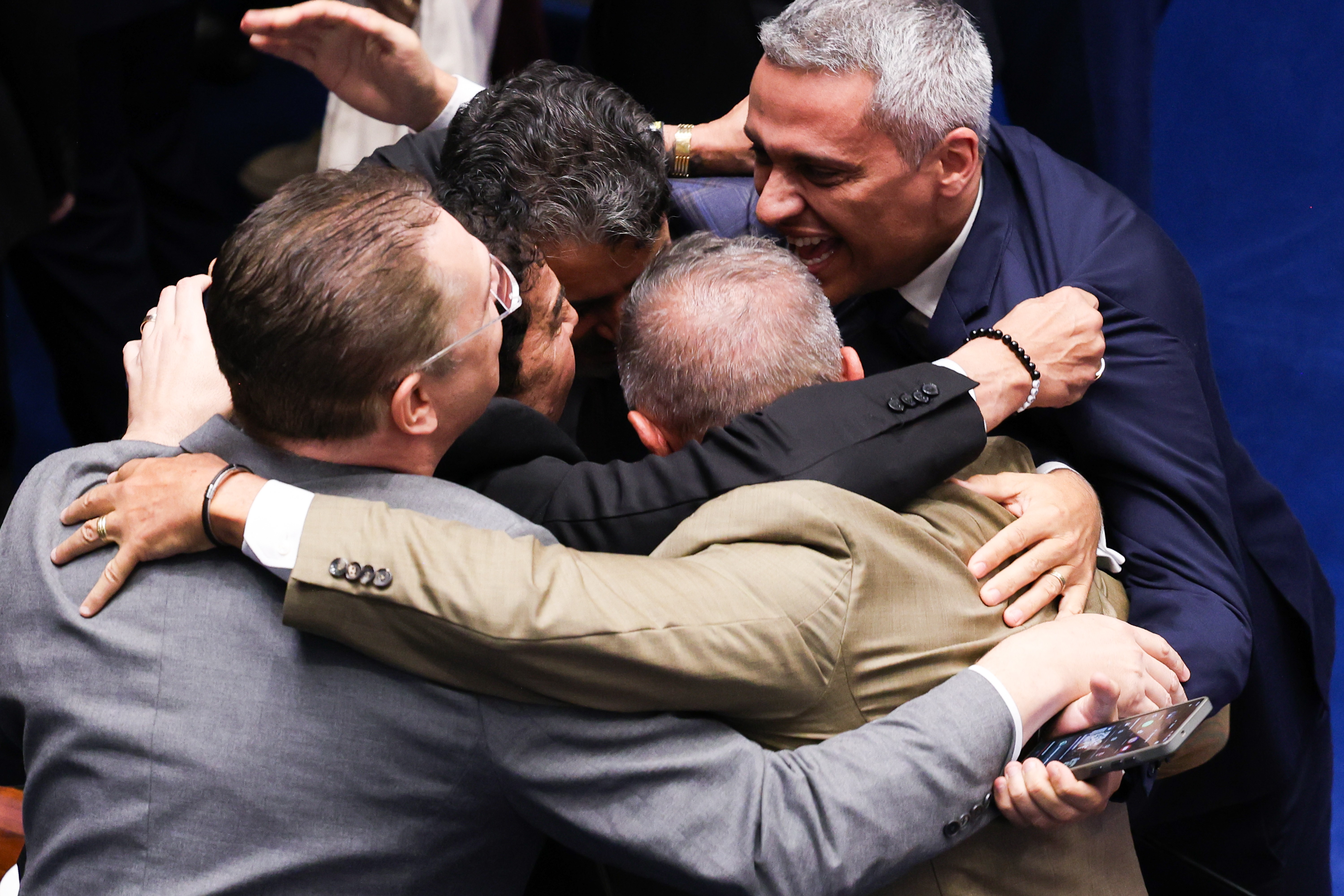 Flávio Bolsonaro diz que rejeição a Messias no STF é vitória da oposição e recado do Senado