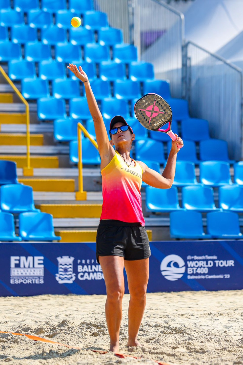 Joana Cortez foi uma das principais atletas de beach tennis no início da modalidade no Brasil, colecionando mais de 70 títulos — Foto: Divulgação