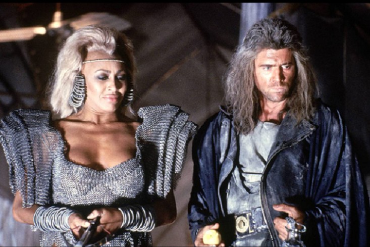 Tina Turner contracena com Mel Gibson no filme "Mad Max 3: Além da Cúpula do Trovão" de 1985