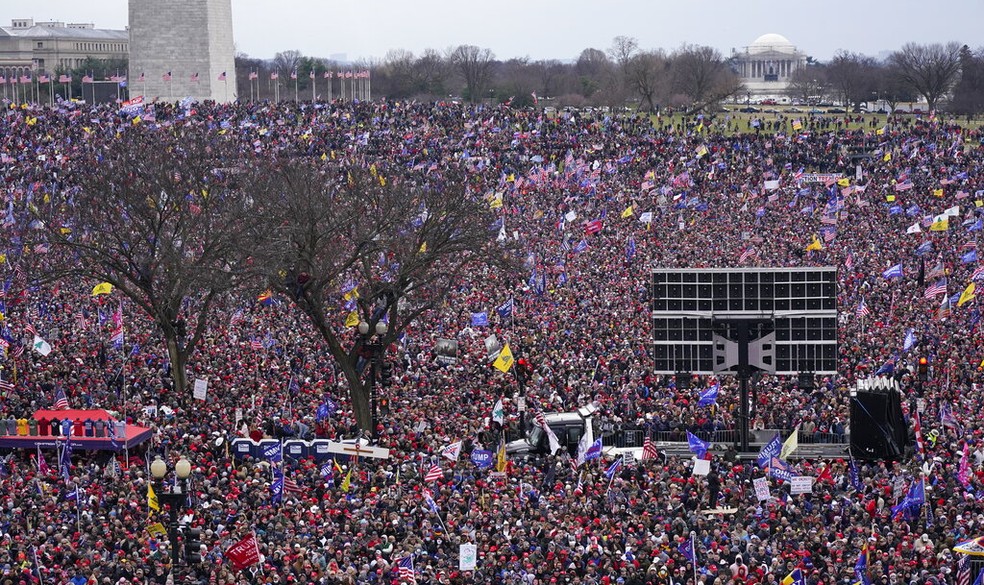 Apoiadores de Donald Trump protestam contra a eleição de Joe Biden em Washington, nesta quarta-feira (6/01/2020) — Foto: Jacquelyn Martin/AP