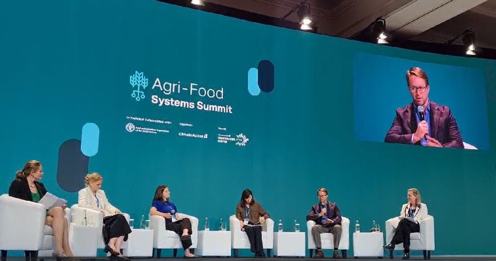 Jason Weller, Diretor de Sustentabilidade da Global da JBS, participou do painel  “Conectando a cadeia de valor: do campo ao prato”, durante a COP28 — Foto: Divulgação