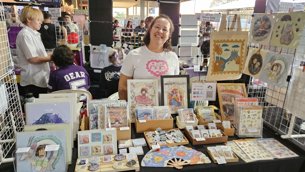 Jasmine Hasegawa, illustrator from Brasilia: Bex helps with sales – Photography: Ricardo Abril