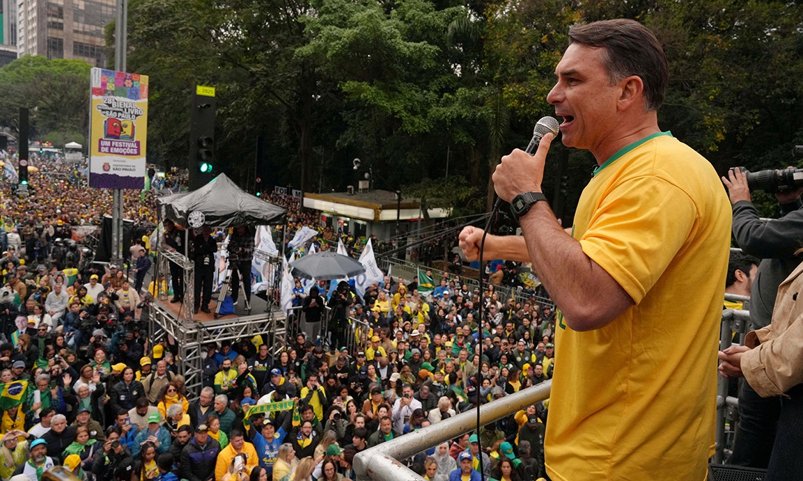 Flávio reúne 28 mil em SP contra Moraes e rival do PT