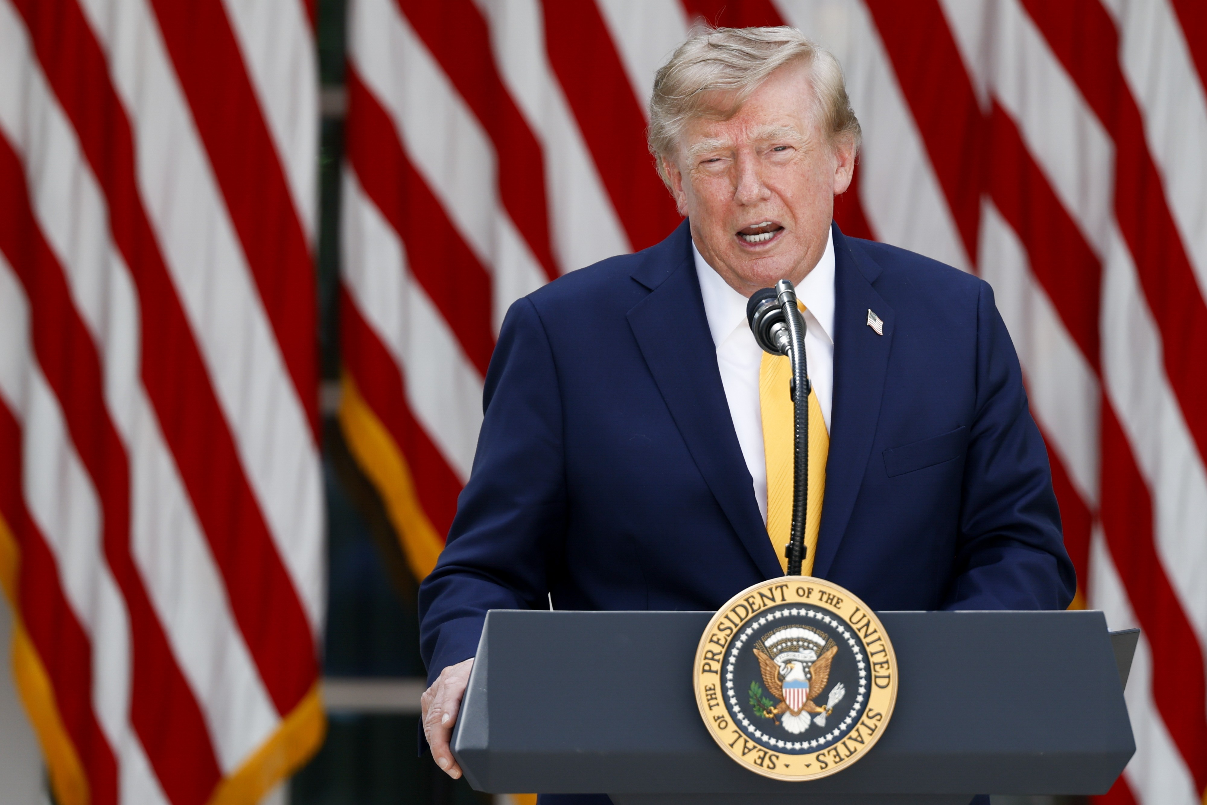 Trump sugere mudar nome de Ormuz para ‘Estreito de Trump’ - QTU Questões do Universo