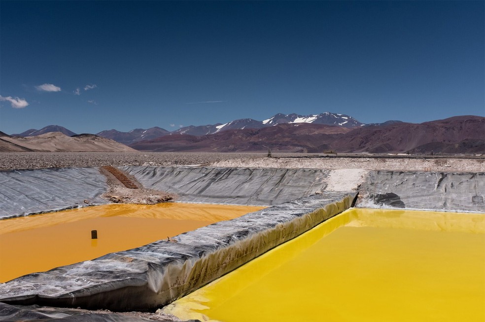 Piscinas de evaporação do centro de processamento de lítio do projeto da Liex, uma subsidiária da canadense Neo Lithium, em Catamarca, na Argentina — Foto: Anita Pouchard Serra/Bloomberg