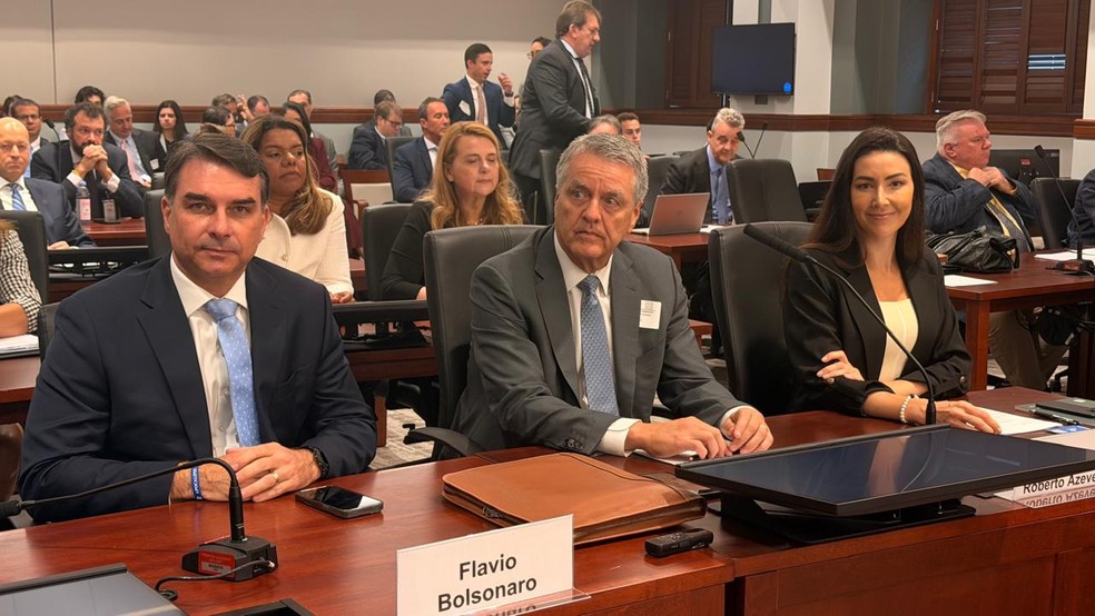 Senador Flávio Bolsonaro participa de audiência nos EUA sobre tarifas a produtos brasileiros — Foto: Fernando Pessoa/Divulgação