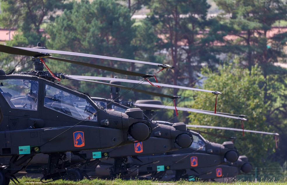Helicópteros americanos Apache AH-64 usados em exercícios no campo de treinamento usado pelo exército dos EUA em Hohenfels, na Alemanha — Foto: Alex Kraus/Bloomberg