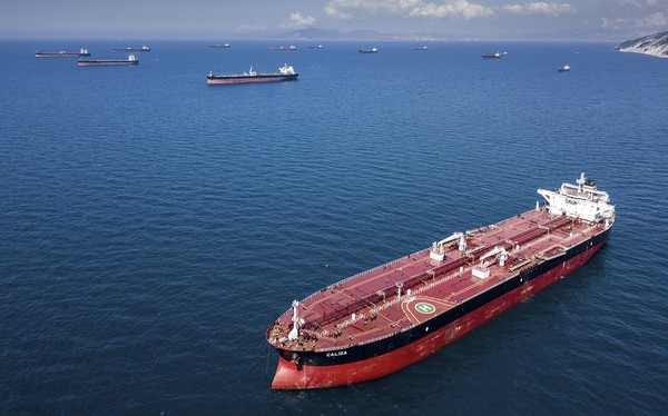UE avalia novo plano para minar o transporte de petróleo russo | Mundo ...