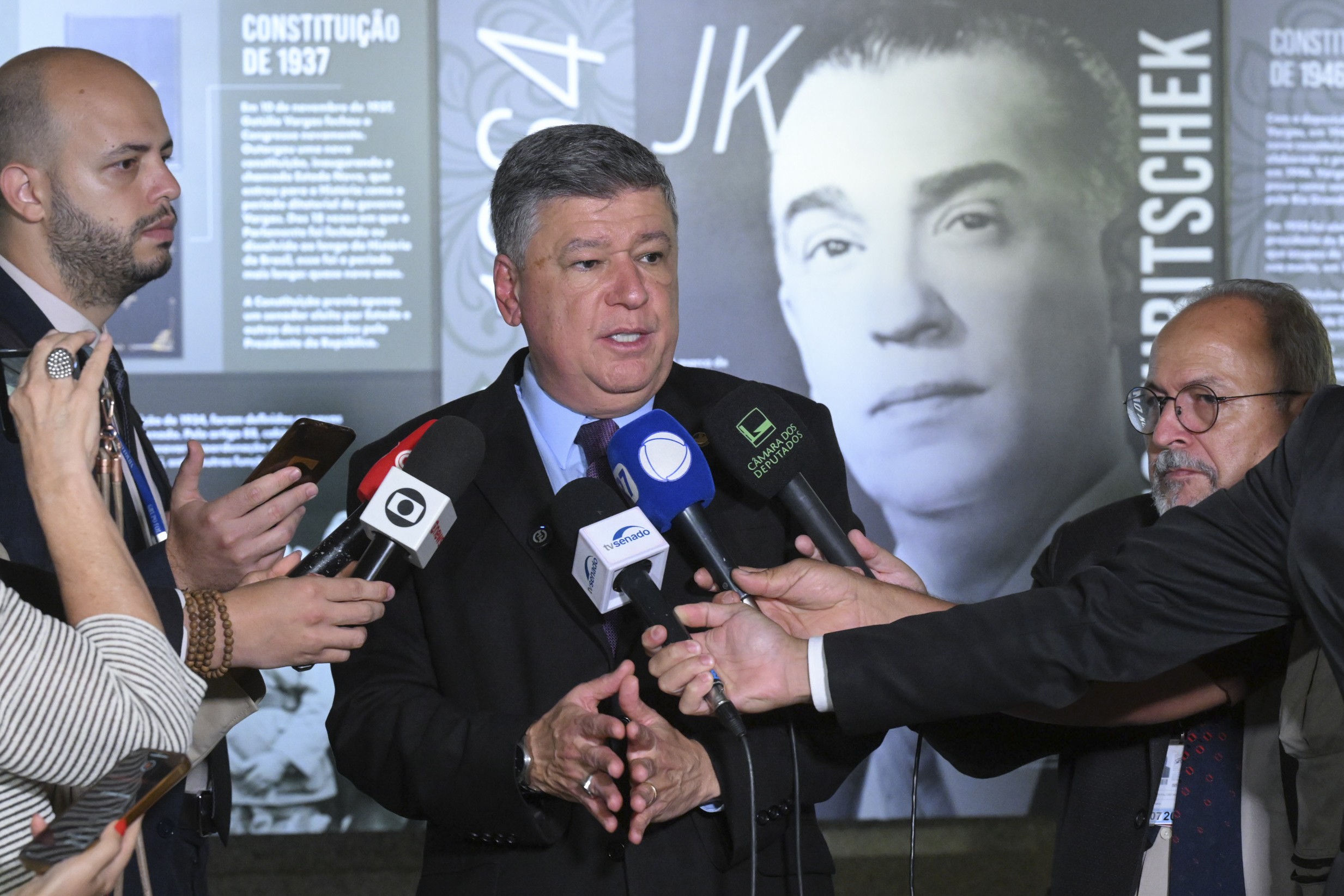 Oposição aumenta pressão sobre Alcolumbre por impeachment de Moraes - QTU Questões do Universo