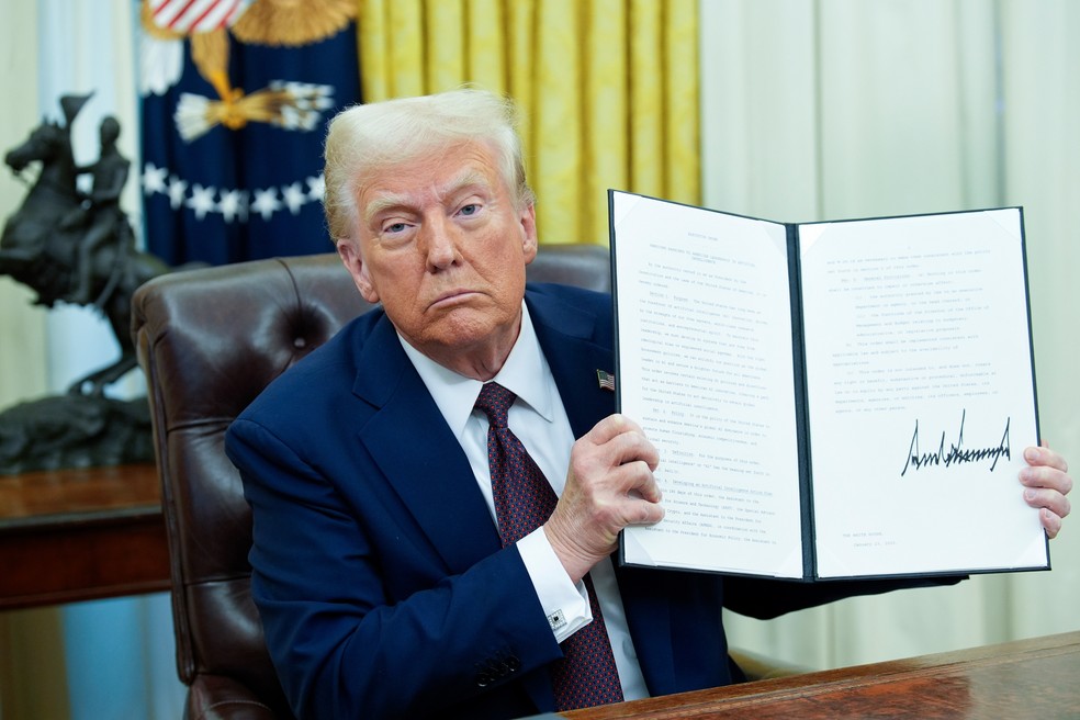 O presidente dos EUA, Donald Trump, assina ordens executivas — Foto: Yuri Gripas/Abaca/Bloomberg
