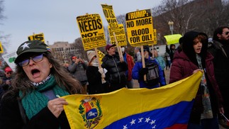 Manifestantes protestam em frente à Casa Branca, em Washington, após os EUA capturarem o presidente venezuelano Nicolás Maduro e sua esposa em uma operação militar — Foto: Julia Demaree Nikhinson/AP
