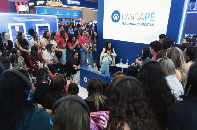 O que os memes sobre a vida CLT dizem sobre as empresas? Luana Zucoloto levou discussão ao CONARH - QTU Questões do Universo