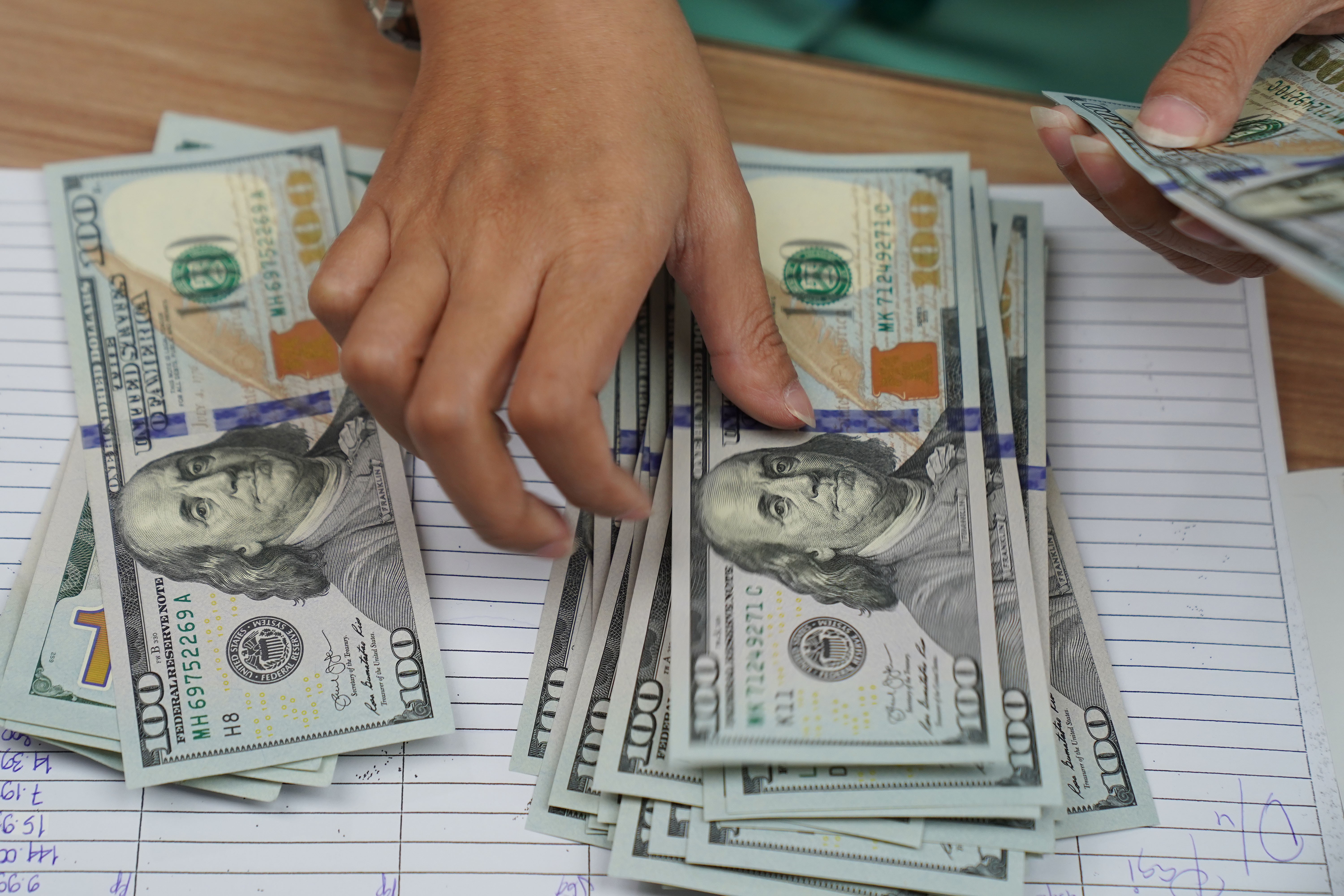 Dólar avança hoje e real é a pior moeda entre as 33 mais líquidas - QTU Questões do Universo