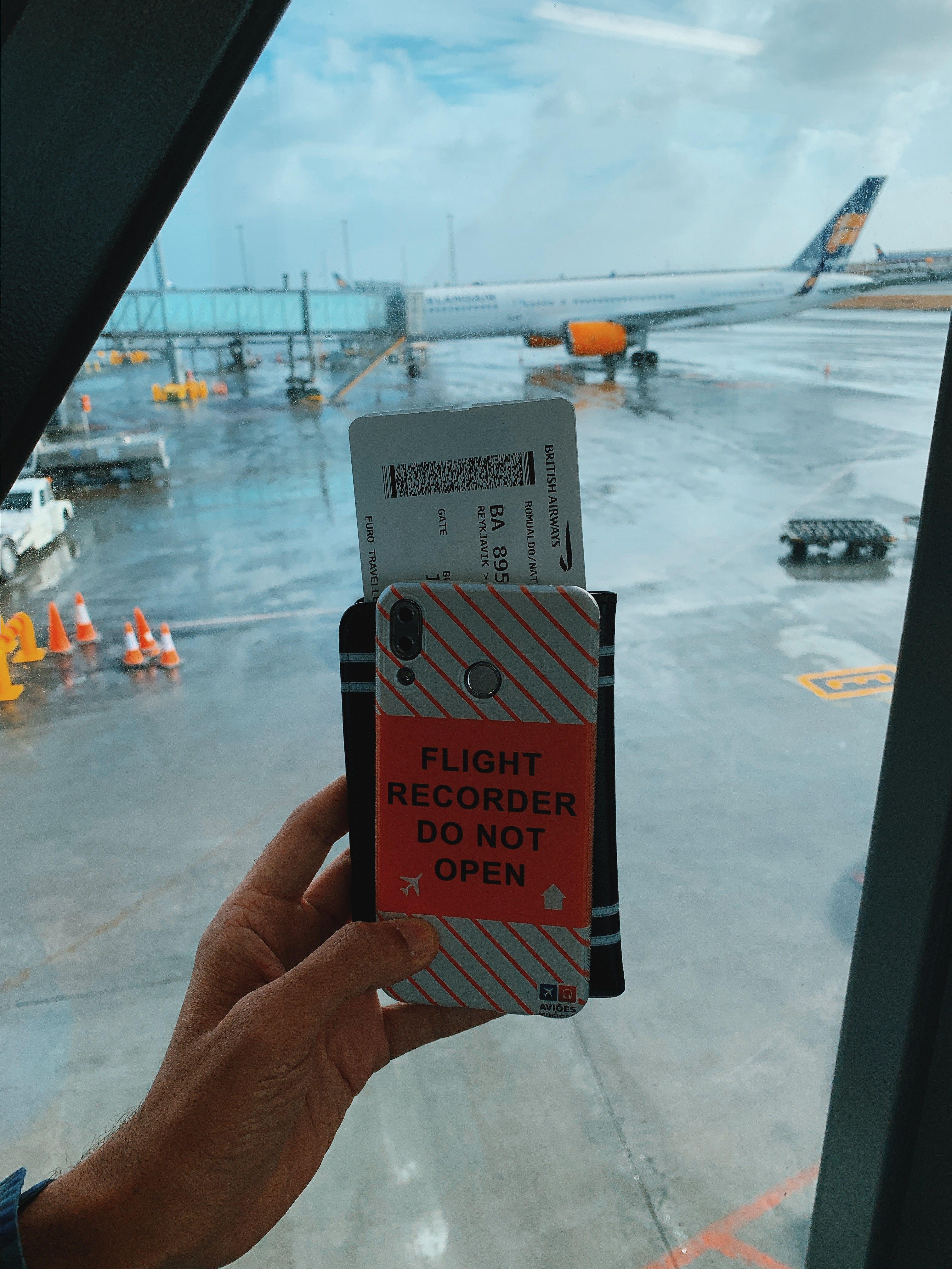 Preço de passagens aéreas cai 0,92% e é principal pressão para baixo no IPCA-15 de outubro