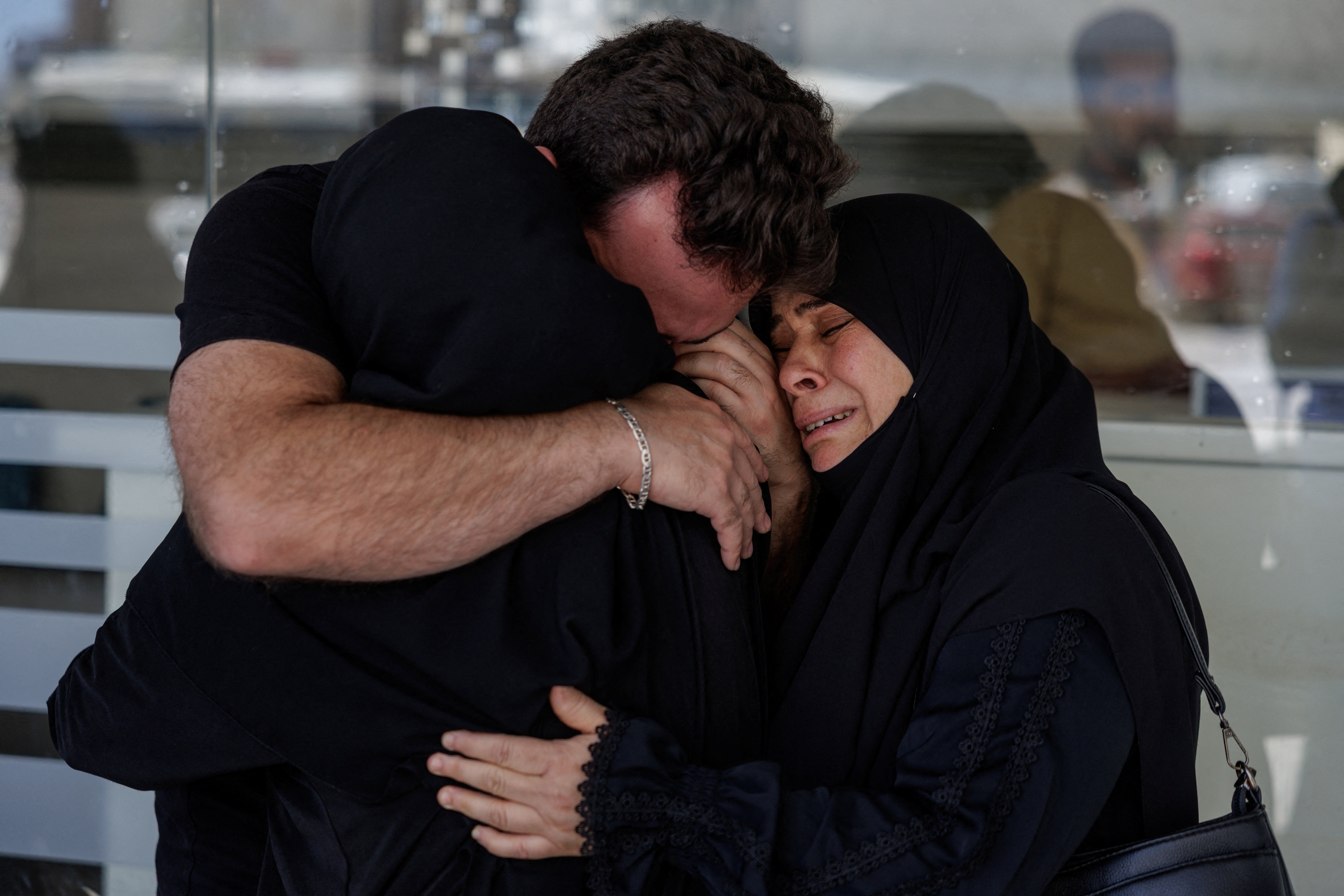 Ataques de Israel matam 16 no Líbano após trégua; negociação entre EUA e Irã permanece incerta