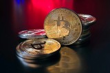 Bitcoin cai para US$ 62 mil com petróleo em alta e aversão a risco