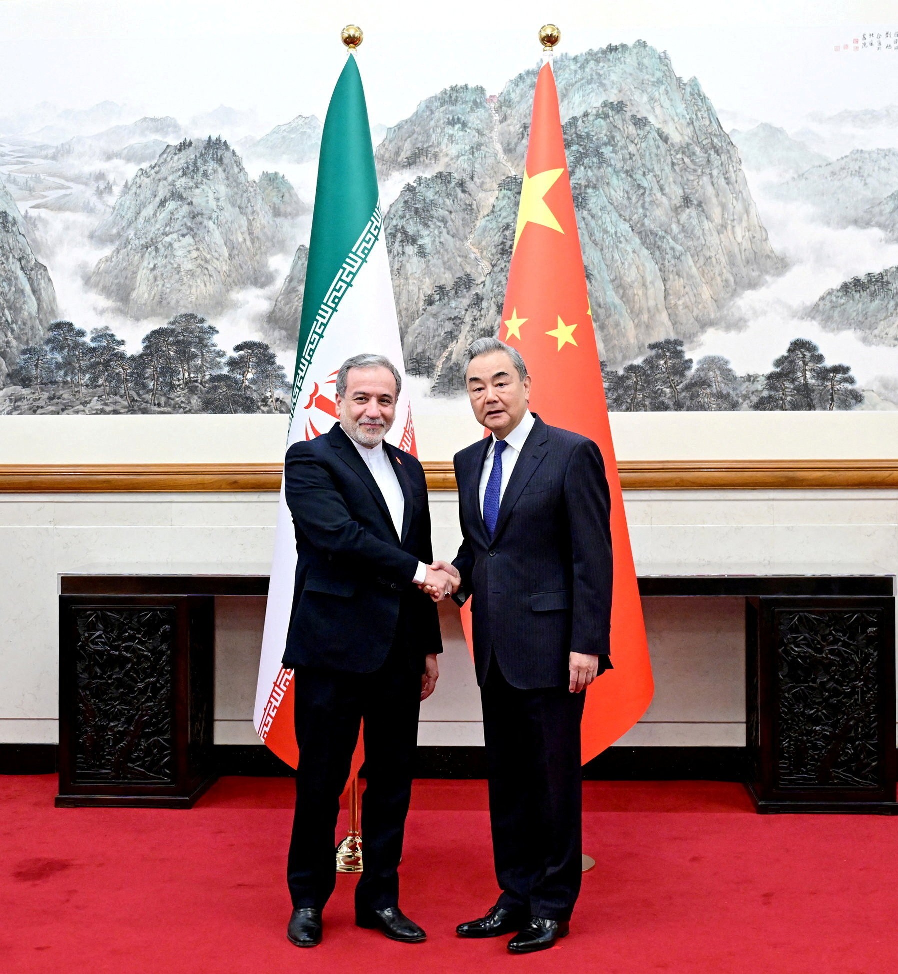 China recebe chanceler do Irã e pede reabertura do Estreito de Ormuz