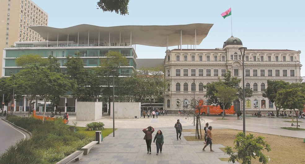 No MAR, na Praça Mauá, uma passarela suspensa interliga os dois prédios do museu  — Foto: GABRIEL DE PAIVA/AGÊNCIA O GLOBO