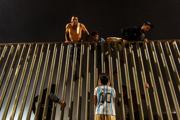 Migrantes tratam de cruzar o cerca que separa Marrocos do enclave espanhol de Ceuta, no norte da África, em 31 de julho de 2026 — Foto: AP/Antonio Sempere