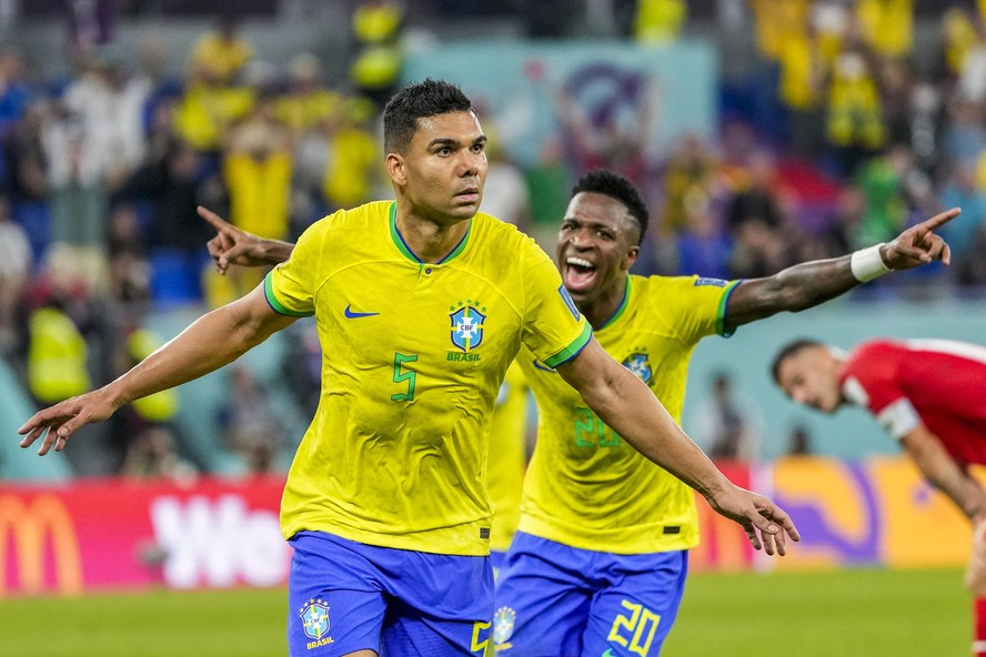 Casemiro celebra gol da vitória do Brasil sobre a Suíça