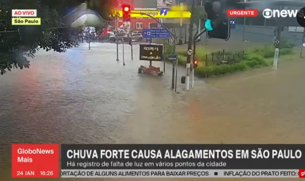 Forte chuva em São Paulo provoca o alagamento da Avenida Sumaré, no bairro de Perdizes, em São Paulo — Foto: Reprodução_g1