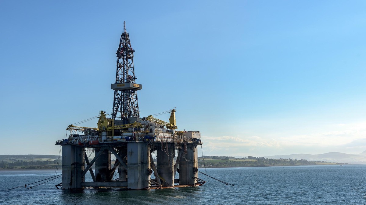 Petróleo sobe com possibilidade de cessar-fogo na Ucrânia ainda remota