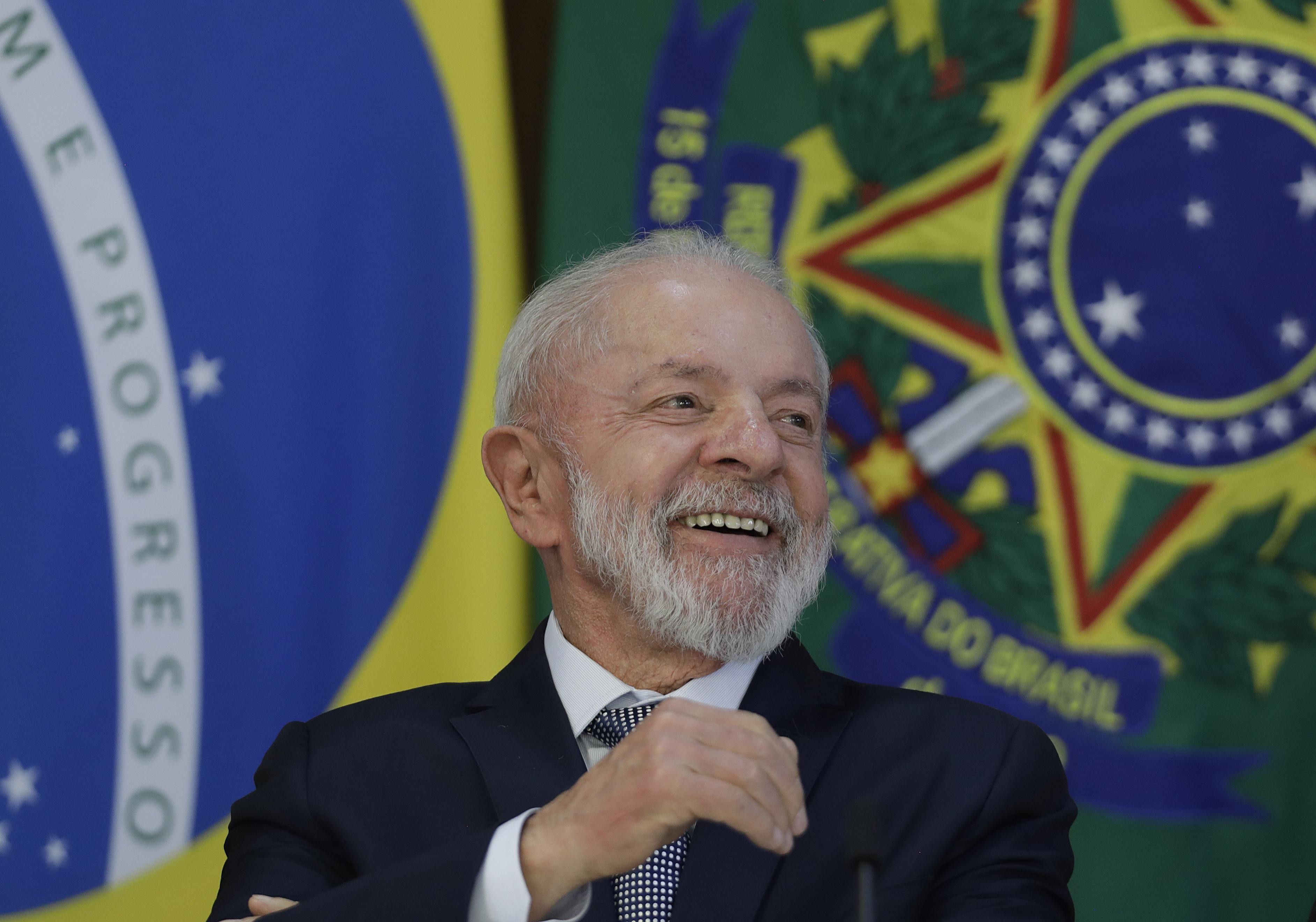 Isenção do IR vai beneficiar 10 milhões de homens e mulheres, diz Lula