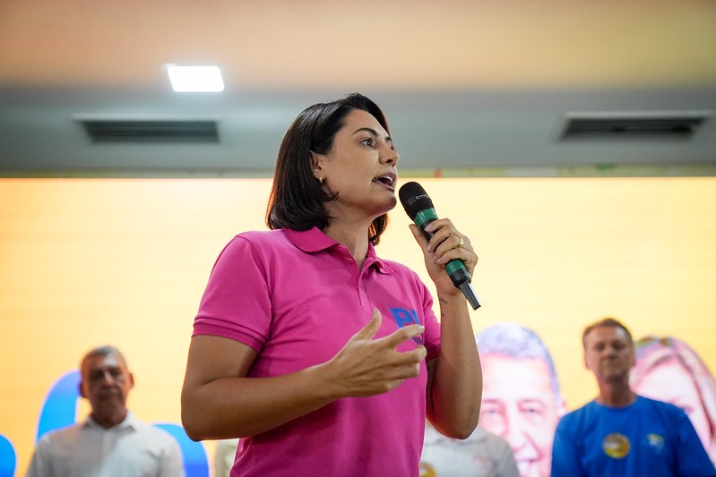 Em Goiânia, Michelle faz campanha contra 'velha política' e Damares manda pedir voto 'até para comunista'