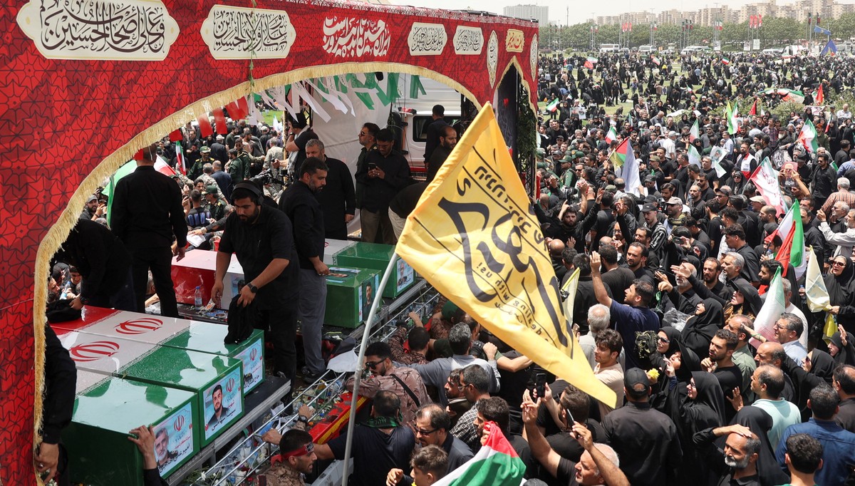 Irã faz funeral para comandantes e cientistas mortos na guerra com Israel