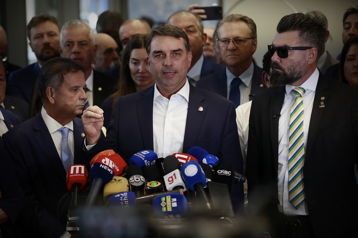 Flávio Bolsonaro diz que concorre em 'candidatura de protesto'