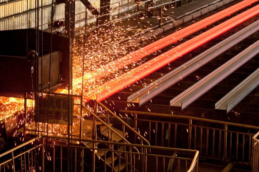 Vigas de aço são cortadas na usina siderúrgica China Oriental Group Co. em Tangshan, província de Hebei, China — Foto: Nelson Ching/Bloomberg