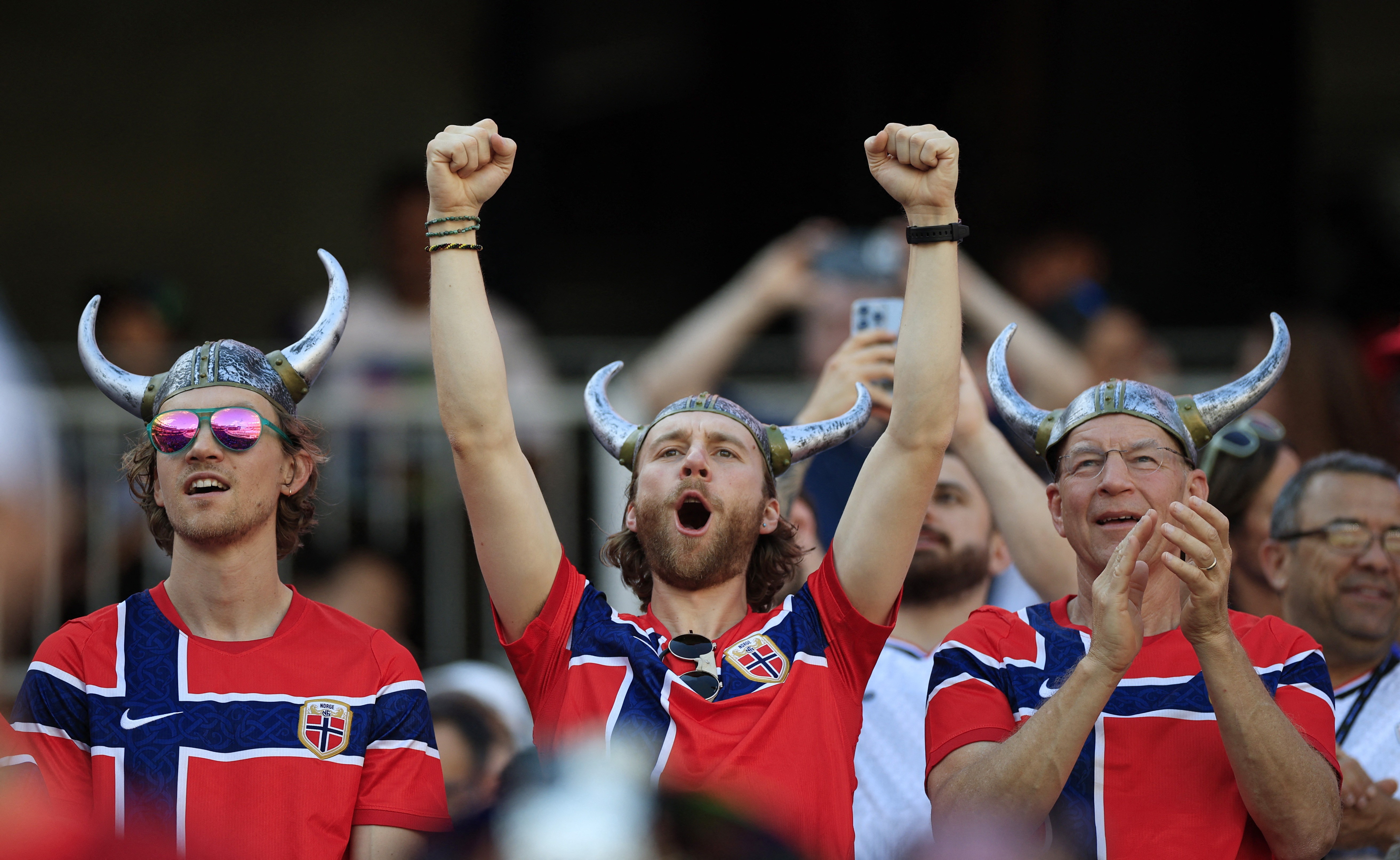 Torcida Norueguesa imita 'vikings' em apoio na Copa