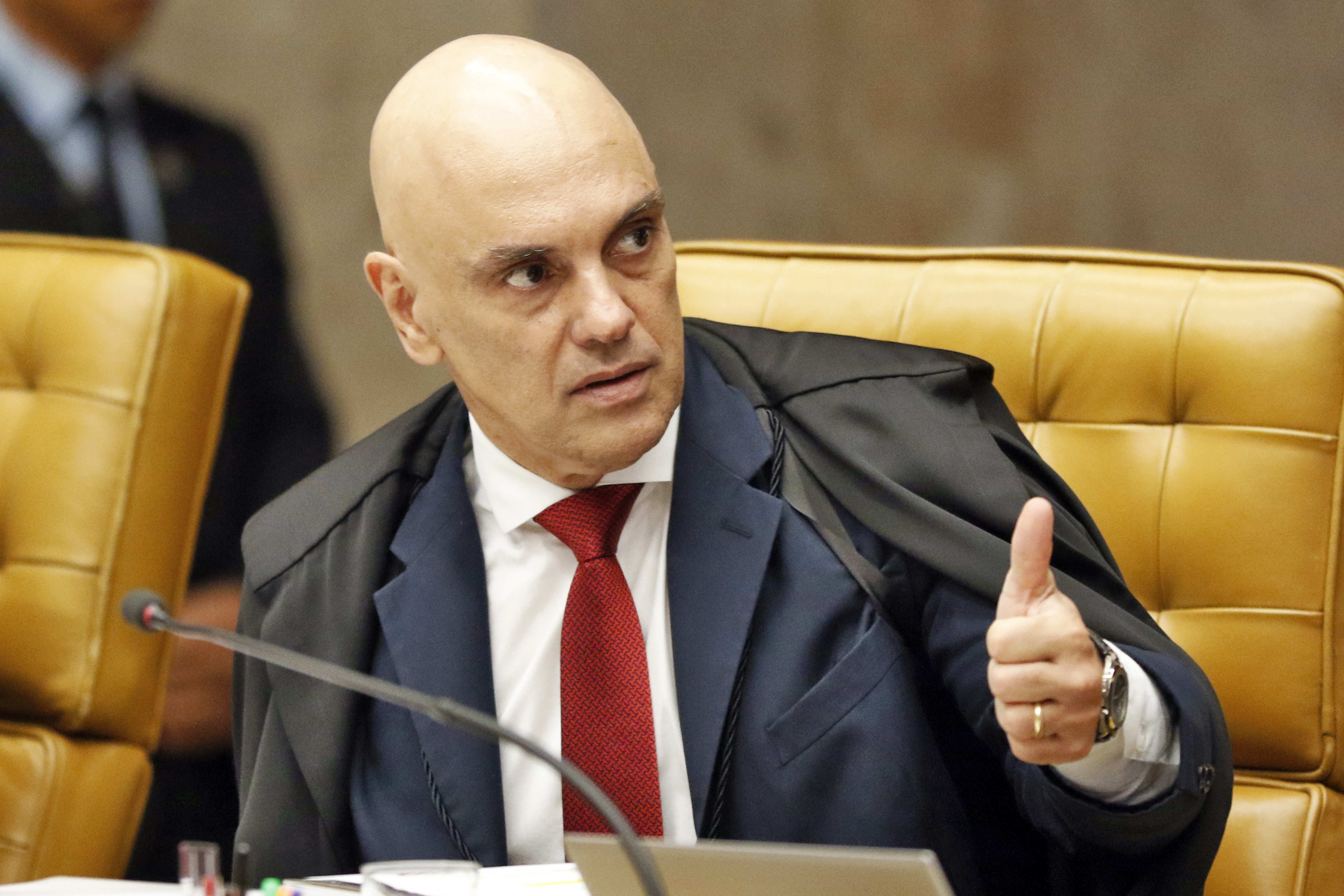 Moraes revoga medidas cautelares de ex-assessor de Bolsonaro e advogado