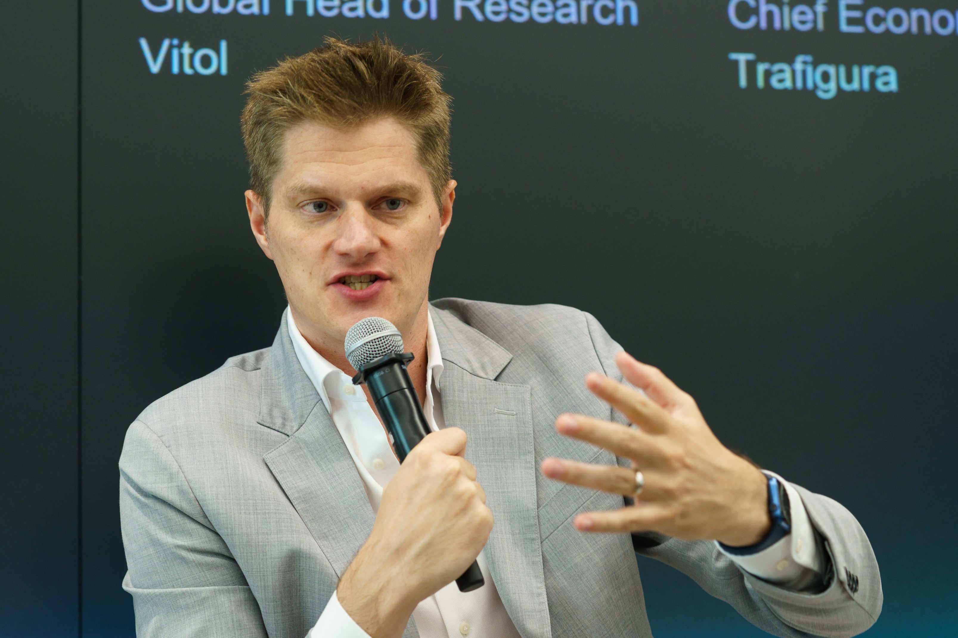 Mercado passa a precificar choque mais duradouro nos preços do petróleo