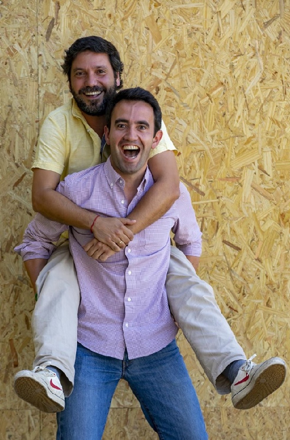 O enólogo Jorge Rosa dos Santos (de camisa amarela) e o produtor Tiago Cristóvão estão de olho no mercado brasileiro: ‘Queremos que bebam” — Foto: Ana Branco