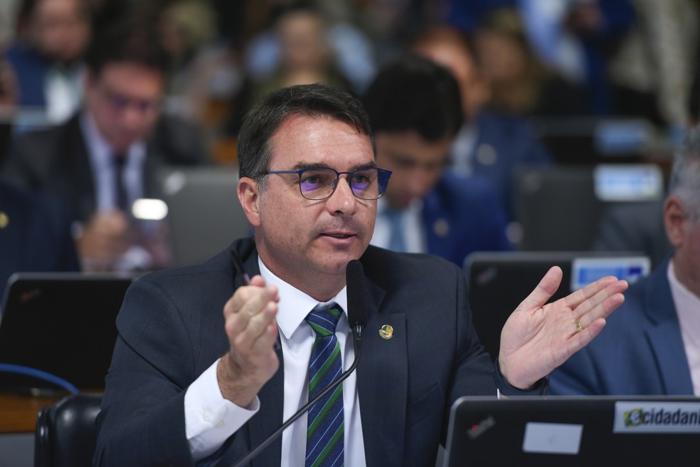 Senador Flávio Bolsonaro (PL-RJ) ironiza decisão ao perguntar 