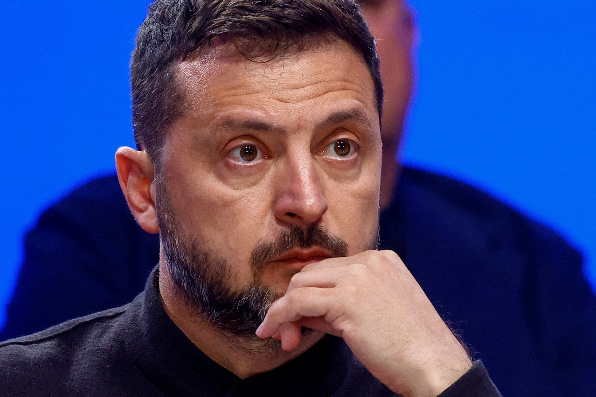 Zelensky diz que Ucrânia quer paz, mas descarta rendição à Rússia a qualquer preço - QTU Questões do Universo