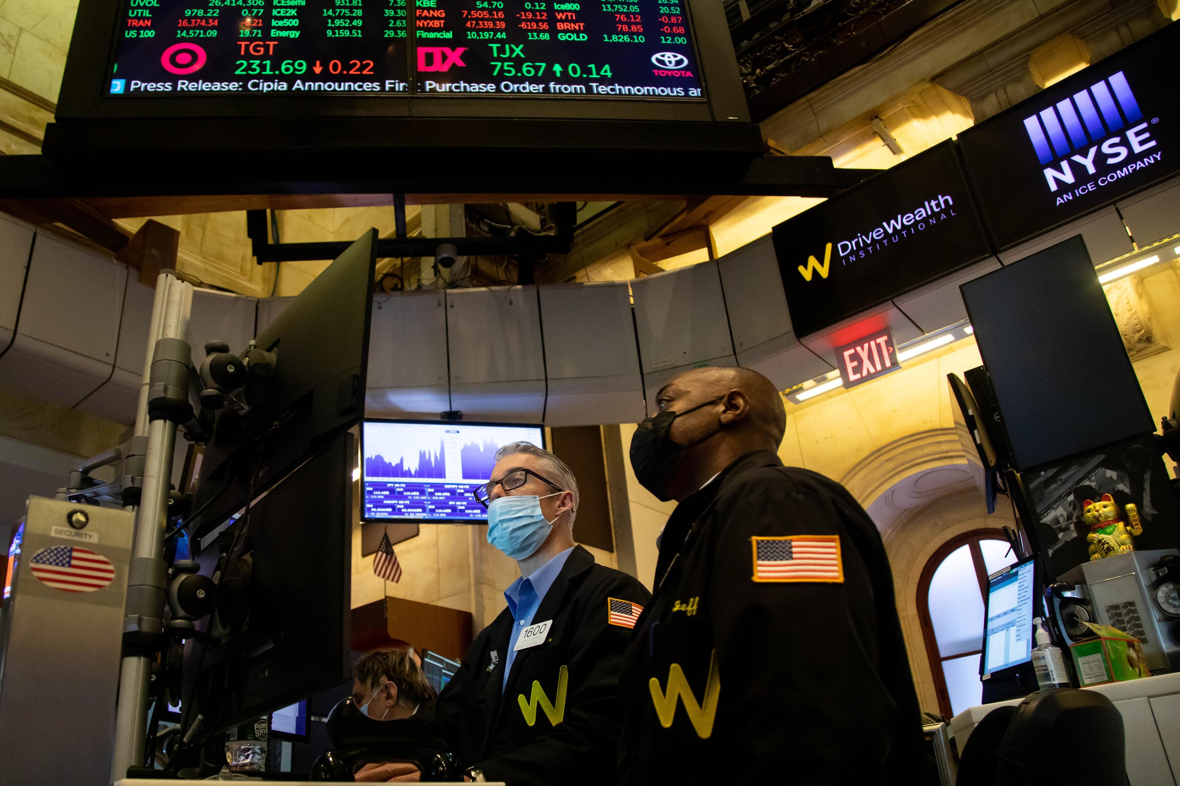 Dólar fecha em queda, a R$ 5,9682; Ibovespa sobe e juros futuros recuam antes de Copom