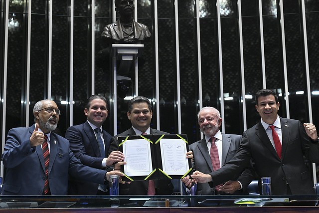 Lula diz que há espaço para resolver eventuais problemas com fim da 6x1: 'ninguém quer que a empresa quebre'